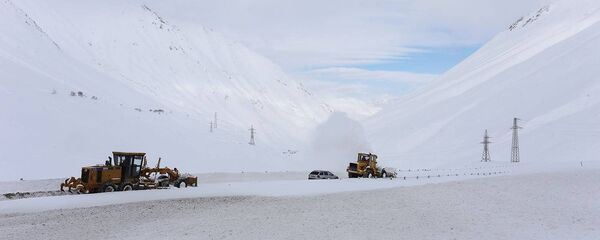 Работы по очистке дороги от снега на Военно-грузинской дороге - Sputnik Грузия