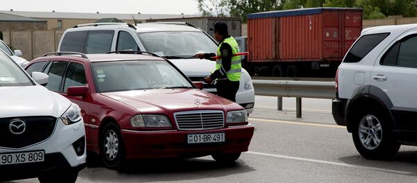 Проверка автомобилей на въезде в Баку - Sputnik Грузия