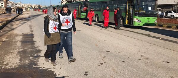 „წითელი ჯვრისა და წითელი ნახევარმთვარის“ თანამშრომლები ალეპოს აღმოსავლეთიდან ბოევიკების ბოლო ჯგუფის გასვლის მოლოდინში - Sputnik საქართველო