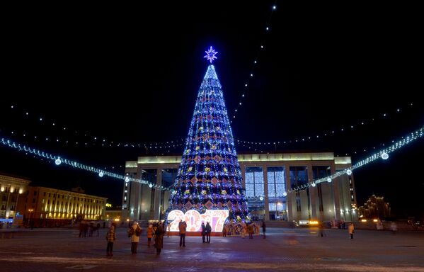 Главная новогодняя елка Беларуси на Октябрьской площади в Минске - Sputnik Грузия