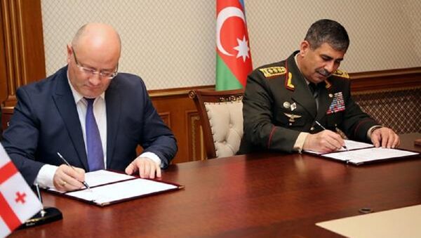 Министр обороны Грузии Леван Изория и его азербайджанский коллега Закир Гасанов - Sputnik Грузия