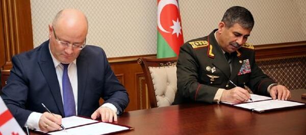 Министр обороны Грузии Леван Изория и его азербайджанский коллега Закир Гасанов Министр обороны Грузии Леван Изория и его азербайджанский коллега Закир Гасанов - Sputnik Грузия