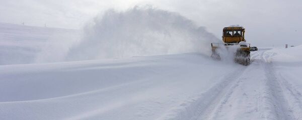 Снег расчищают на автомагистрали Мцхета-Степанцминда-Ларс - Sputnik Грузия
