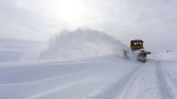 Снег расчищают на автомагистрали Мцхета-Степанцминда-Ларс - Sputnik Грузия