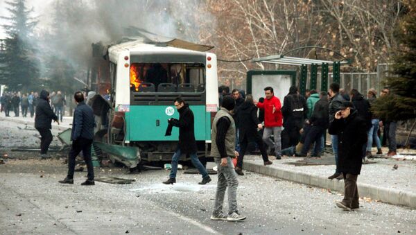 Люди рядом с загоревшимся от взрыва автобусом в Кайсери, Турция - Sputnik Грузия