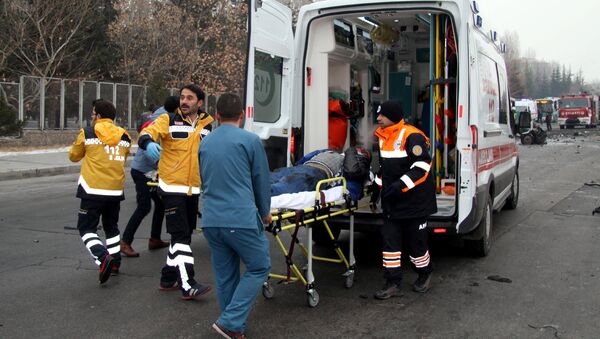 Раненого мужчину забирают на скорой после теракта в Кайсери, Турция - Sputnik Грузия
