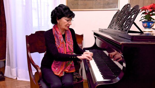 Певица Нани Брегвадзе в своем доме за роялем - Sputnik Грузия