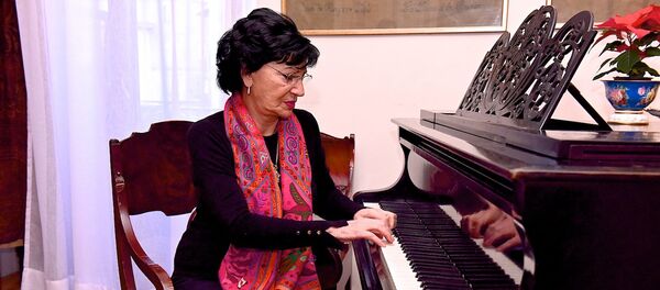 Певица Нани Брегвадзе в своем доме за роялем - Sputnik Грузия