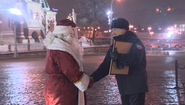 Новогоднюю ель доставили в Москву на Красную площадь - Sputnik Грузия