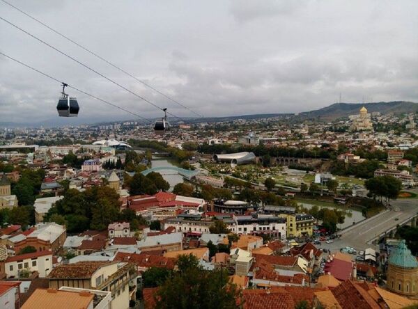 Панорама Тбилиси, вид на канатную дорогу и Старый город Панорама Тбилиси, вид на канатную дорогу и Старый город - Sputnik Грузия