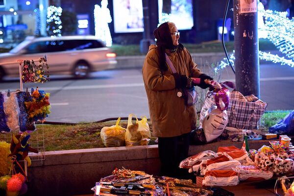 Продавщица новогодних сувениров на проспекте Руставели занята делом - она надувает игрушку Hello Kitty - Sputnik Грузия