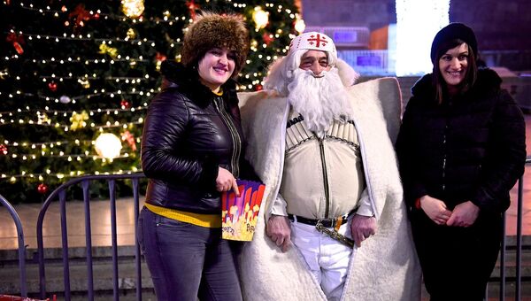 თბილისელები სამახსოვრო სურათს იღებენ თოვლის ბაბუასთან ქვეყნის მთავარი ნაძვის ხის წინ - Sputnik საქართველო