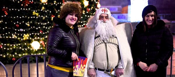 თბილისელები სამახსოვრო სურათს იღებენ თოვლის ბაბუასთან ქვეყნის მთავარი ნაძვის ხის წინ - Sputnik საქართველო