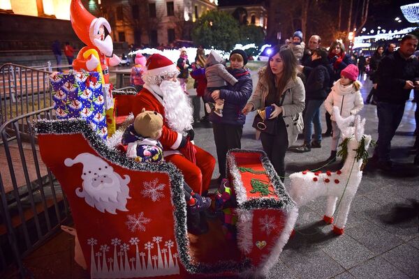 Но зато рядом с Дедом Морозом, образ которого был очевидно, более привычен тбилисцам, постоянно толпились люди - Sputnik Грузия