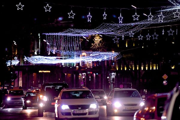 Праздничная иллюминация на проспекте Руставели уже полностью подключена - так Тбилиси будет встречать Новый год - Sputnik Грузия