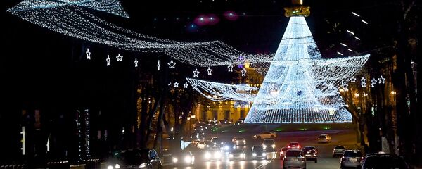 Освещенные новогодними огнями проспект Руставели и площадь Свободы в центре Тбилиси - Sputnik Грузия