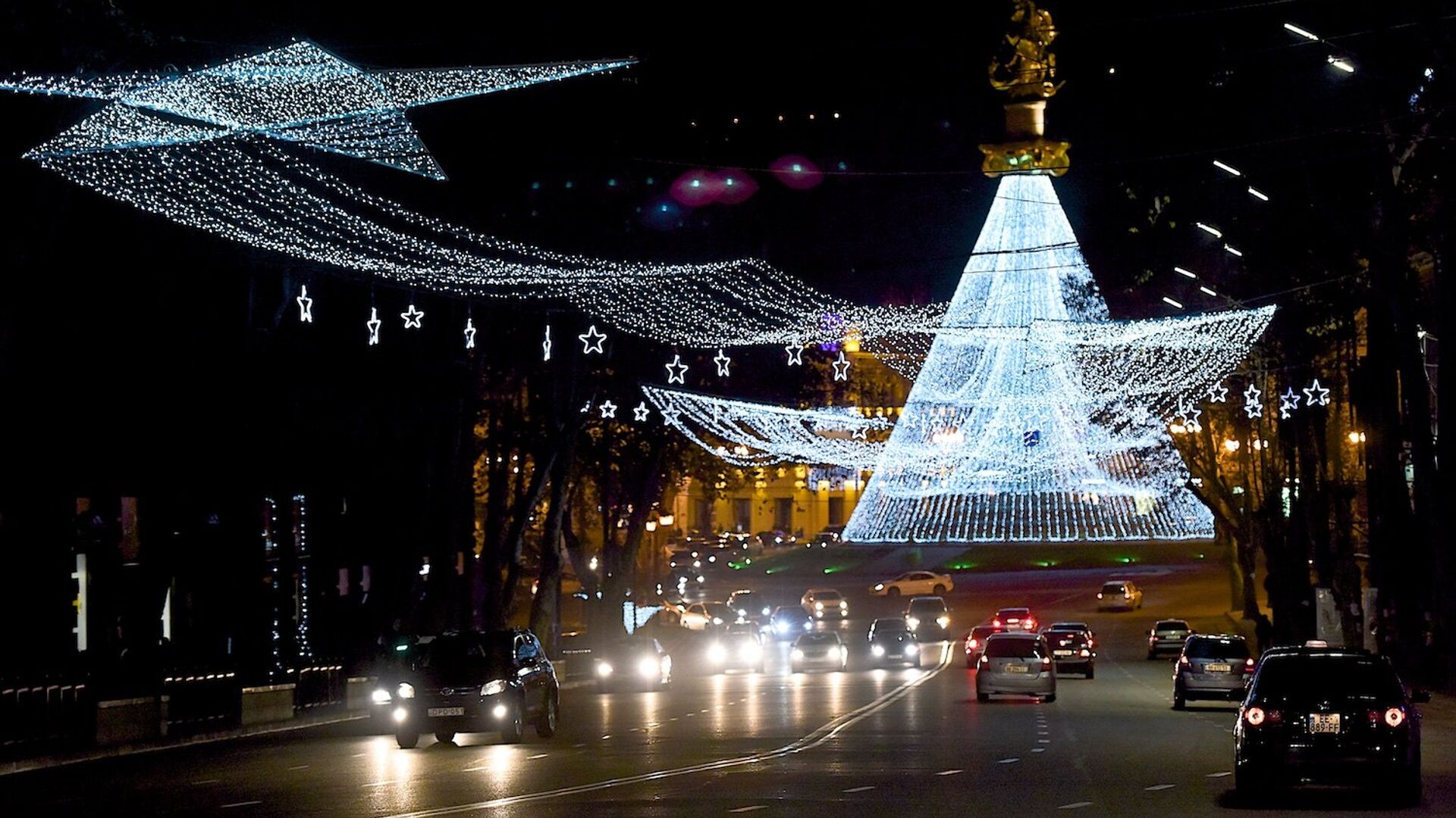 Освещенные новогодними огнями проспект Руставели и площадь Свободы в центре Тбилиси - Sputnik Грузия, 1920, 09.11.2021