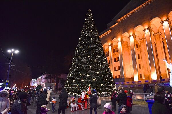 Так выглядит главная новогодняя елка Грузии, которую каждый год по традиции устанавливают на проспекте Руставели у здания парламента в центре Тбилиси. Вечерами в столице Грузии заморозки - до -9, поэтому людей на улицах не так много - Sputnik Грузия