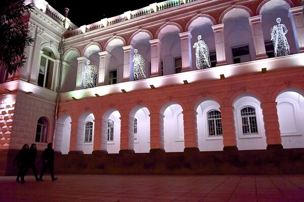 Рядом со зданием парламента на проспекте Руставели расположен Дворец учащейся молодежи, который перед Новым годом украсили фигурами ангелов - Sputnik Грузия