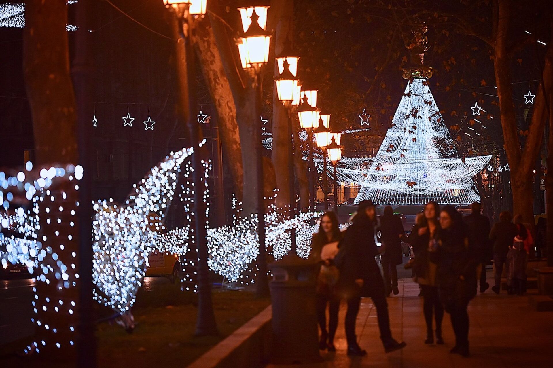Новогодний Тбилиси - люди гуляют по проспекту Руставели, освещенному праздничной иллюминацией - Sputnik საქართველო, 1920, 10.12.2023