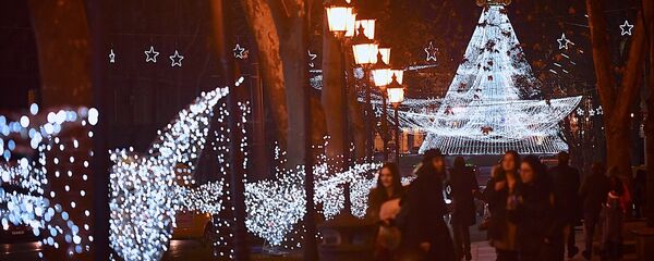 Новогодний Тбилиси - люди гуляют по проспекту Руставели, освещенному праздничной иллюминацией - Sputnik Грузия