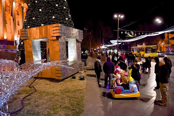 У главной новогодней елки Грузии на проспекте Руставели невзирая на погоду, всегда есть люди - жители города приходят сюда семьями, желая зарядиться новогодним настроением - Sputnik Грузия