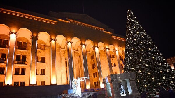 Главная новогодняя елка Грузии у здания парламента страны на проспекте Руставели - Sputnik Грузия