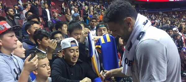 Центровой клуба НБА Голден Стэйт Уорриорз Заза Пачулия раздает автографы - Sputnik Грузия