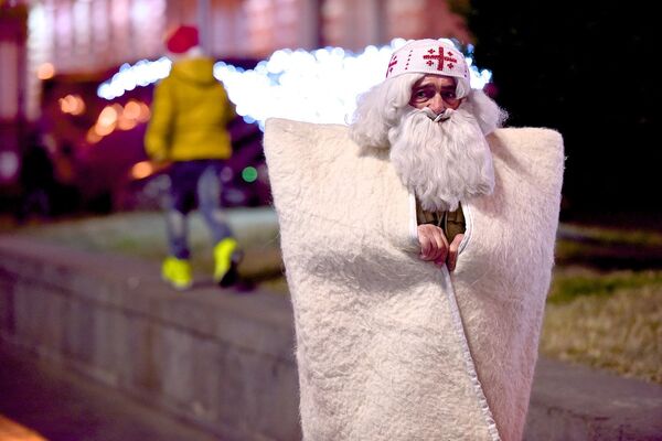Грузинский Дед Мороз - Товлис Бабу, отдыхает после фотосессии - Sputnik Грузия