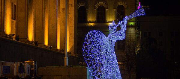 Новогодние украшения на проспекте Руставели - Sputnik Грузия