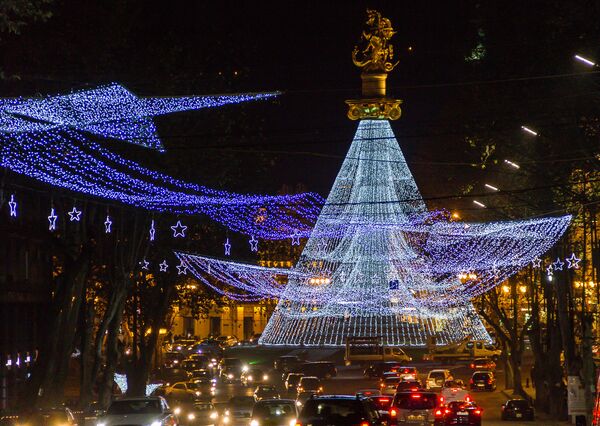 Новогодние украшения на Площади свободы - Sputnik Грузия