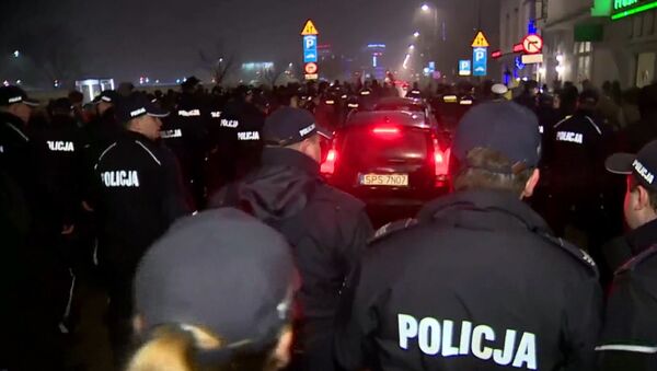 Кортеж Качиньского в Кракове полиция защищала от протестующих - Sputnik Грузия