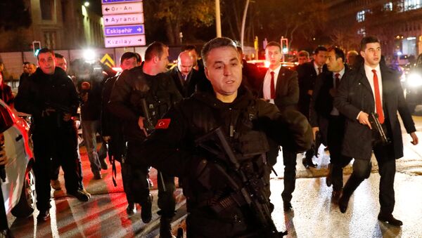 Турецкая полиция на площади около арт галлерии, где было совершено вооруженное нападение на посла России Андрея Карлова в Анкаре, Турция - Sputnik Грузия