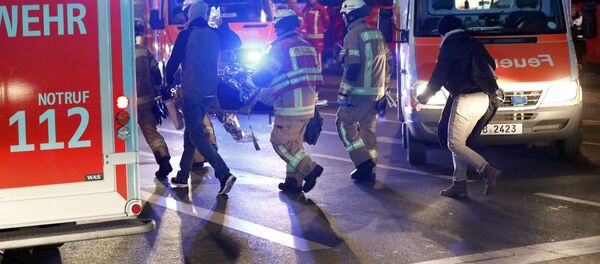 Полицейские и работники спасательных служб у рождественской ярмарки в Берлине, где грузовик врезался в людей - Sputnik Грузия