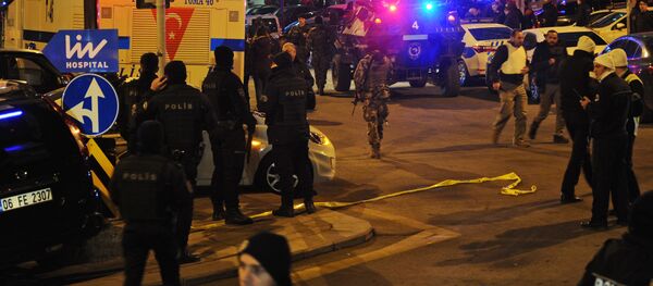 Турецкие полицейские в оцеплении вокруг художественной галереи, где был убит посол России в Турции Андрей Карлов - Sputnik Грузия