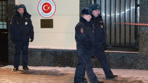 Сотрудники правоохранительных органов у здания посольства Турции в Москве - Sputnik Грузия