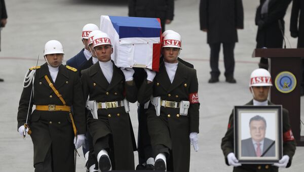 Гроб с телом убитого в Турции российского посла Андрея Карлова траурная процессия несет к самолету - Sputnik Грузия