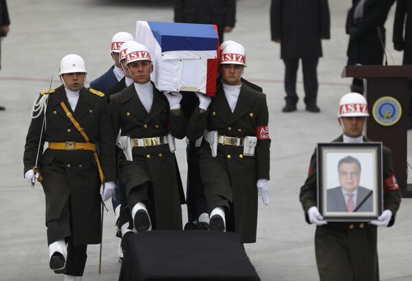 Гроб с телом убитого посла РФ Андрея Карлова в аэропорту Анкары несут к самолету, который доставит погибшего на родину - Sputnik Грузия
