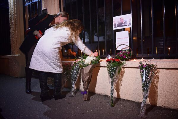 Представители Грузино-российского молодежного союза возлагают цветы и зажигают свечи у здания Секции интересов РФ при Посольстве Швейцарии в Грузии - Sputnik Грузия