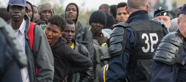 Беженцы в специально организованном центре по распределению мигрантов CAO рядом с лагерем Кале во Франции в день начала операции по сносу лагеря и распределению беженцев по другим центрам на территории Франции - Sputnik Грузия