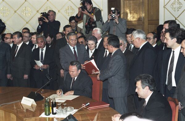 Президент Казахстана Нурсултан Назарбаев подписывает декларацию об образовании СНГ - Sputnik Грузия