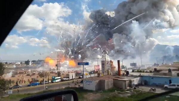 Сотни фейерверков в небе и столб дыма - в Мексике взорвался рынок пиротехники - Sputnik Грузия