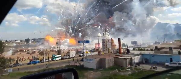 Сотни фейерверков в небе и столб дыма - в Мексике взорвался рынок пиротехники - Sputnik Грузия