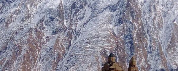 ლურჯი ცისა და თოვლიანი ყაზბეგის მბრწყინავი პირამიდის ფონზე გერგეტის მონასტერი გამოჩნდა... ლურჯი ცისა და თოვლიანი ყაზბეგის მბრწყინავი პირამიდის ფონზე გერგეტის მონასტერი გამოჩნდა... - Sputnik საქართველო