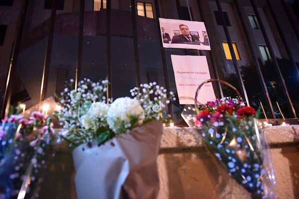 ყვავილები და დანთებული სანთლები რუსეთის ინტერესების სექციის შენობასთან, სადაც გახსნილი იყო სამძიმრის წიგნი თურქეთში რუსეთის ელჩის, ანდრეი კარლოვის გარდაცვალებასთან დაკავშირებით - Sputnik საქართველო