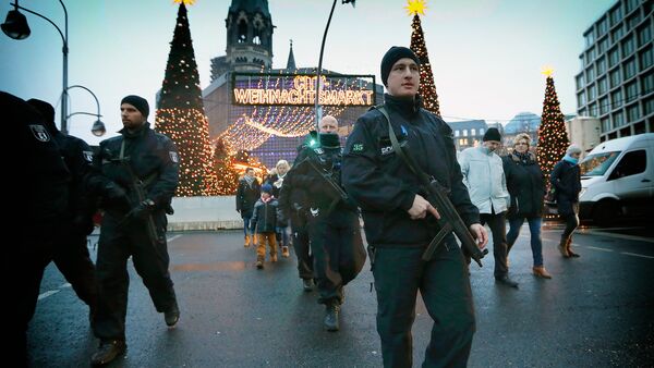 Вооруженная автоматами полиция патрулирует рождественскую ярмарку в Берлине - Sputnik Грузия