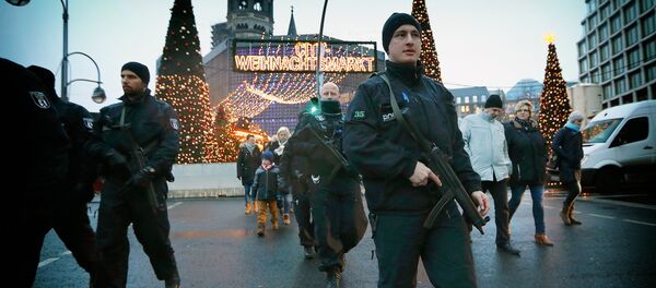 Вооруженная автоматами полиция патрулирует рождественскую ярмарку в Берлине - Sputnik Грузия