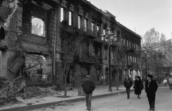 Тбилисский Дом художника после боев на проспекте Руставели. - Sputnik Грузия