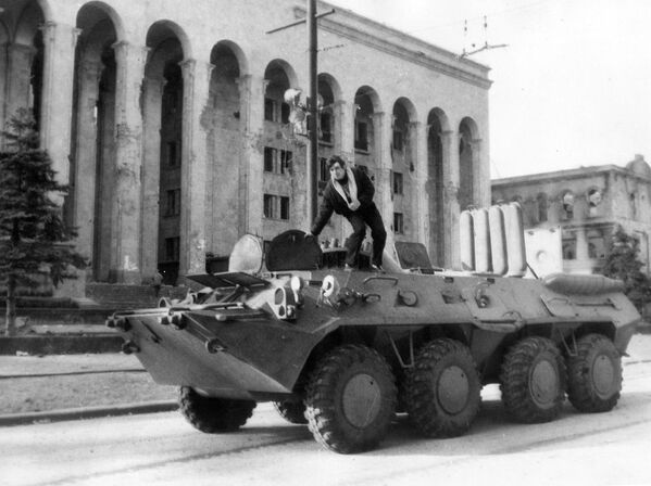 Мятежники блокировали здание Верховного Совета, где находились Гамсахурдия и его сторонники. - Sputnik Грузия