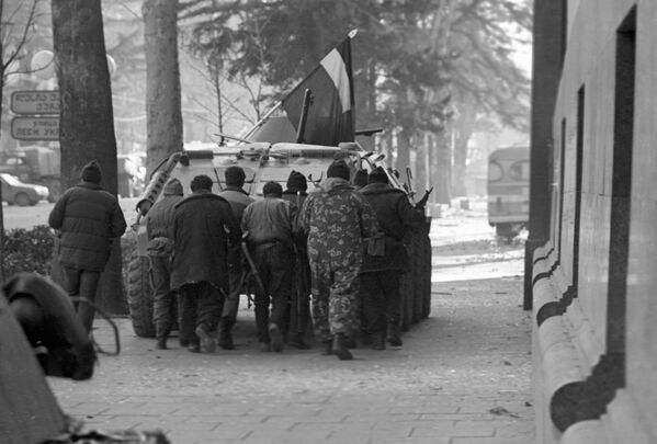 Тбилисская война между сторонниками первого президента страны Звиада Гамсахурдия и оппозицией длилась 15 дней. - Sputnik Грузия